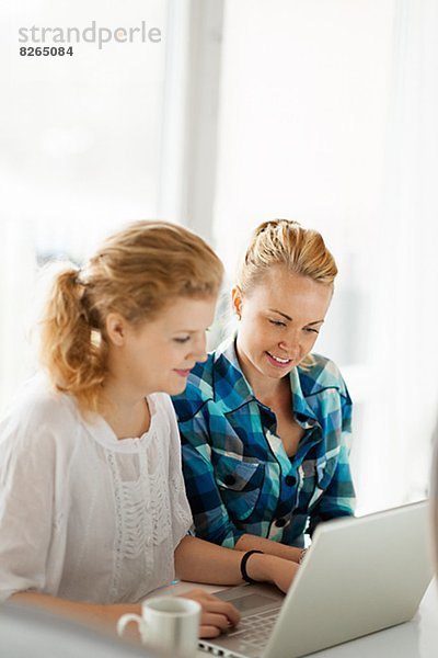 Zwei junge Frauen arbeiten auf laptop