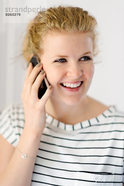 Frau  sprechen  Telefon  jung  Handy