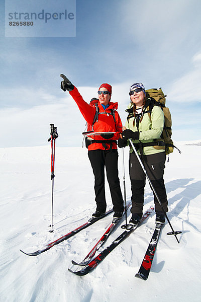 Women skiing