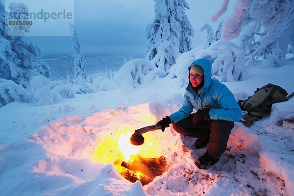 Lagerfeuer  Frau  Winter