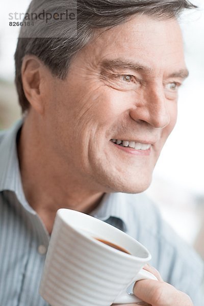 Mann  lächeln  reifer Erwachsene  reife Erwachsene  trinken  Kaffee