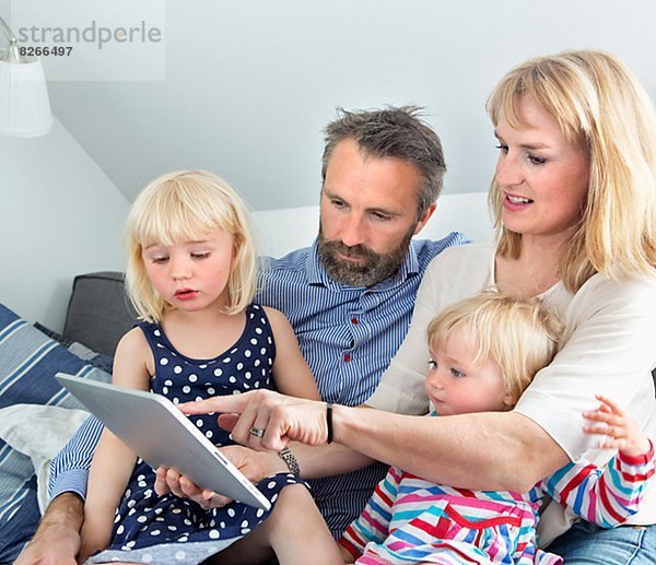 benutzen Menschliche Eltern Tablet PC Tochter