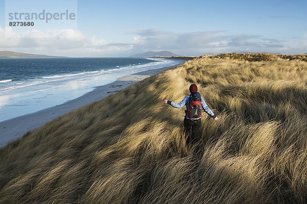 Frau  gehen  Strand  Küste  Düne  Gras  Schottland  Westen