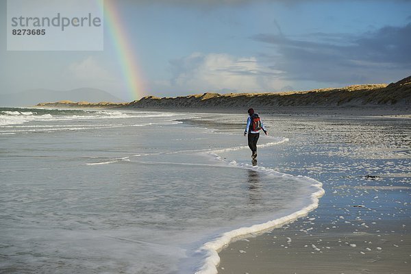 Landschaftlich schön  landschaftlich reizvoll  Frau  gehen  Strand  Küste  Spiegelung  Schottland  Westen