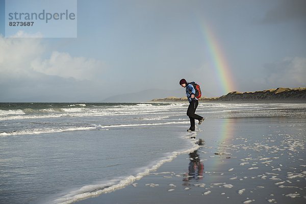 Landschaftlich schön  landschaftlich reizvoll  Frau  gehen  Strand  Küste  Spiegelung  Schottland  Westen