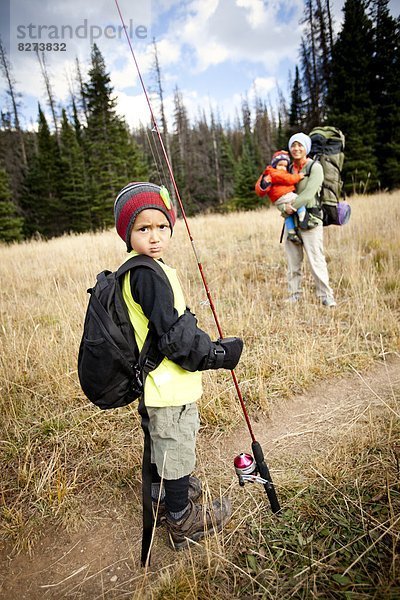 Junge - Person  Stange  angeln