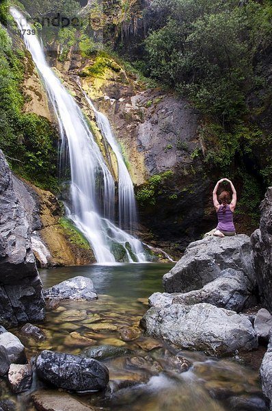 nahe  Frau  Schönheit  fallen  fallend  fällt  Küste  groß  großes  großer  große  großen  zeigen  Bach  Kalifornien  Yoga  Lachs