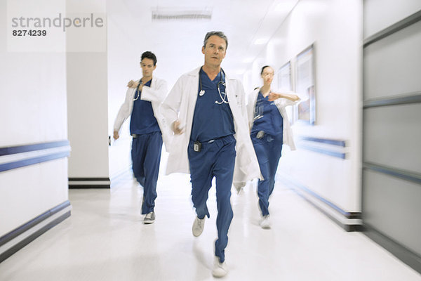 Ärzte stürmen den Krankenhausflur hinunter