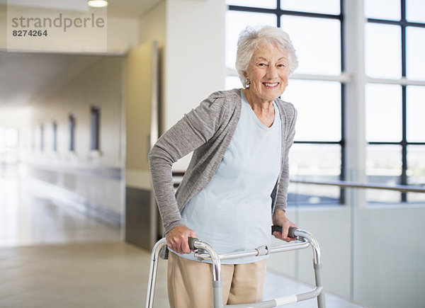 Seniorenpatientin mit Walker im Krankenhaus