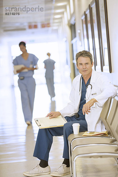 Porträt eines seriösen Arztes im Krankenhausflur