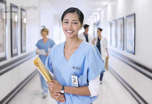 Porträt der lächelnden Krankenschwester im Krankenhausflur