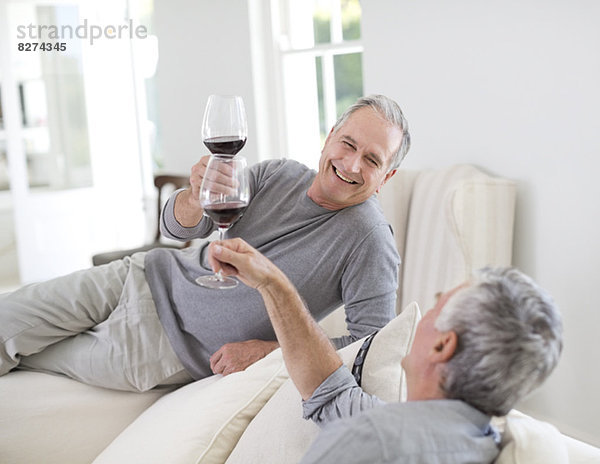 Senior Männer toasten Weingläser