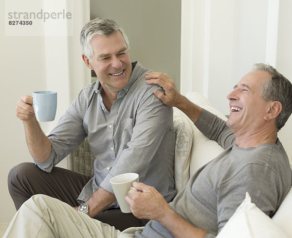 Senioren genießen eine Tasse Kaffee
