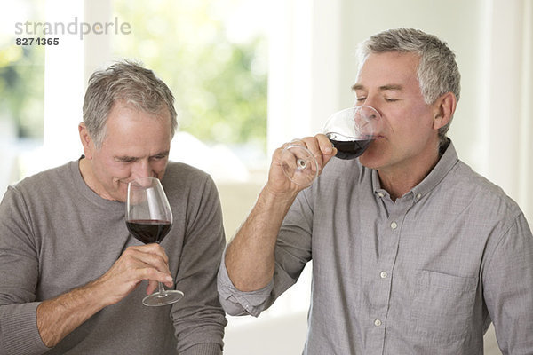 Senioren  die zusammen Wein trinken