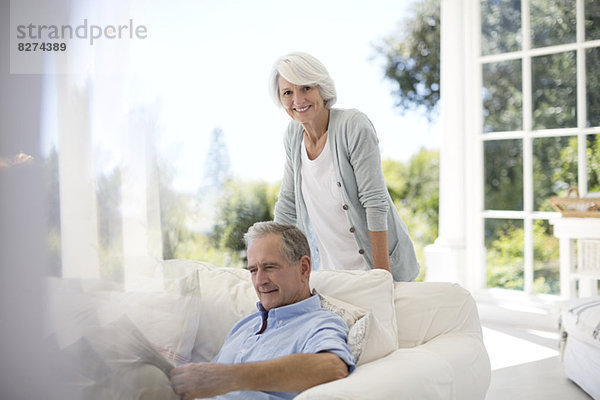Seniorenpaar entspannt sich auf dem Terrassensofa