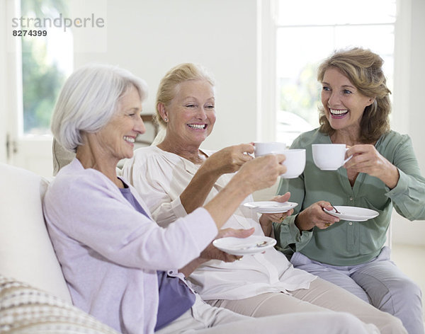 Seniorinnen toasten Kaffeetassen