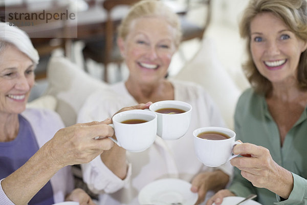 Seniorinnen toasten Kaffeetassen