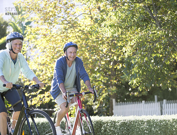 Seniorenpaar auf Fahrrädern im Park