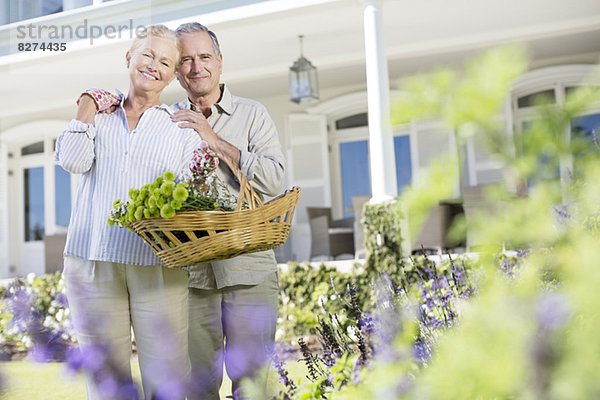 Porträt eines älteren Ehepaares im Garten