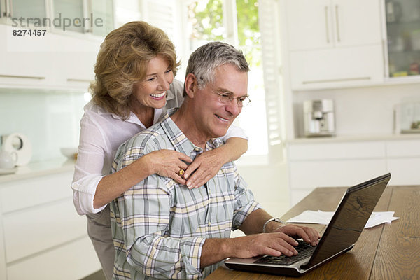 Senior Paar mit Laptop in der Küche