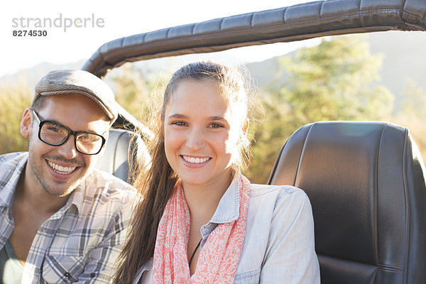 Porträt eines lächelnden Paares im Geländewagen