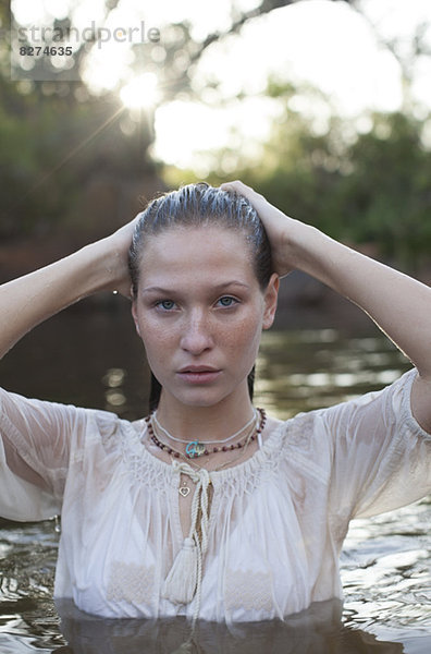 Porträt einer Frau im Fluss