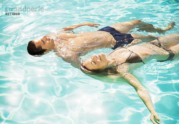 Schwimmendes Paar im Schwimmbad