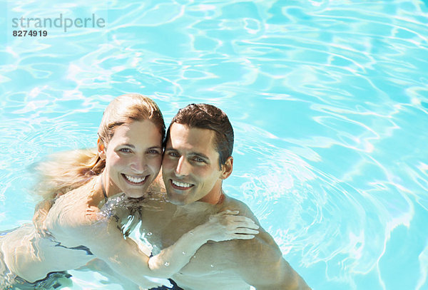 Porträt eines lächelnden Paares im Schwimmbad