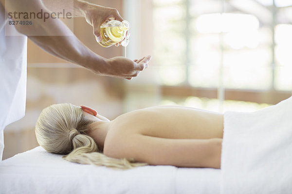 Frau erhält Massage im Spa