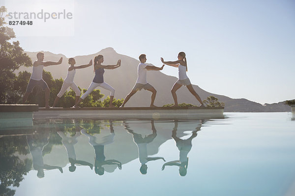 Leute  die Tai Chi am Pool praktizieren.