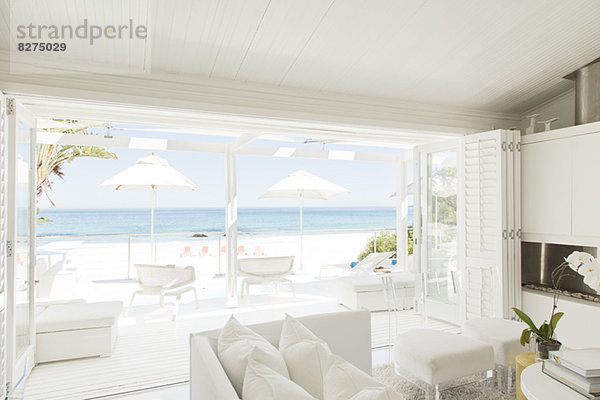 Modernes Wohnzimmer mit Blick auf Strand und Meer