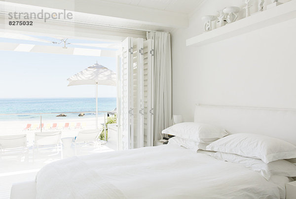 Modernes Schlafzimmer mit Blick auf Strand und Meer