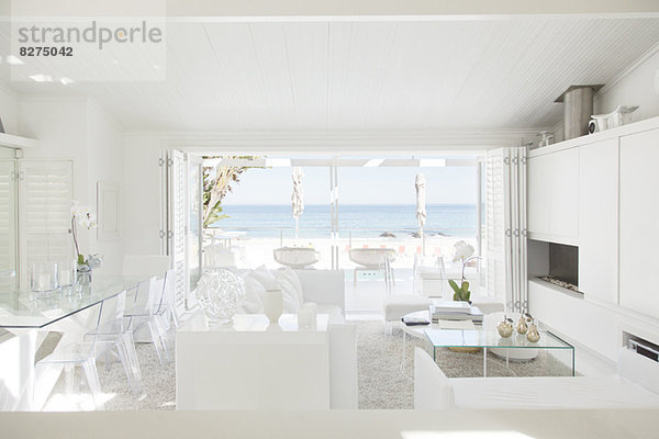 Modernes Wohnzimmer mit Blick auf Strand und Meer