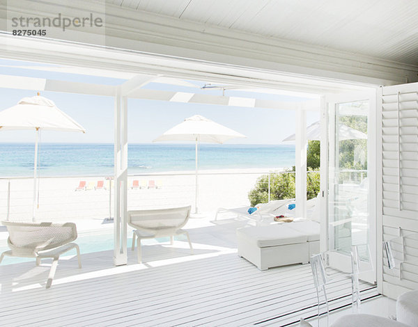 Terrasse mit Blick auf Strand und Meer