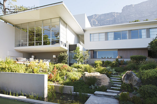 Landschaftsgestaltung im Vorgarten eines modernen Hauses