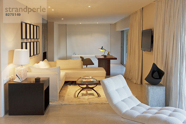 Chaise und Sofa im modernen Wohnzimmer