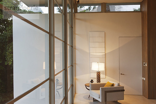 Sessel und Lampe im modernen Wohnzimmer