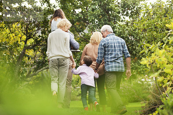 Mehrgenerationen-Familienwandern im Park