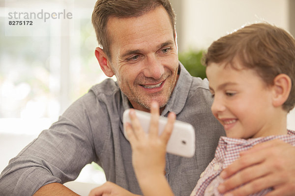 Vater und Sohn mit dem Handy