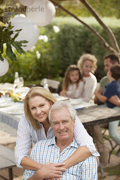 Porträt eines lächelnden Seniorenpaares auf der Terrasse