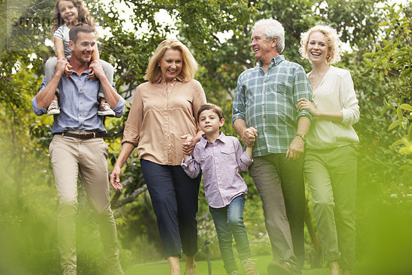 Mehrgenerationen-Familienwandern im Park