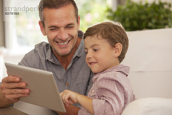 Vater und Sohn mit digitalem Tablett