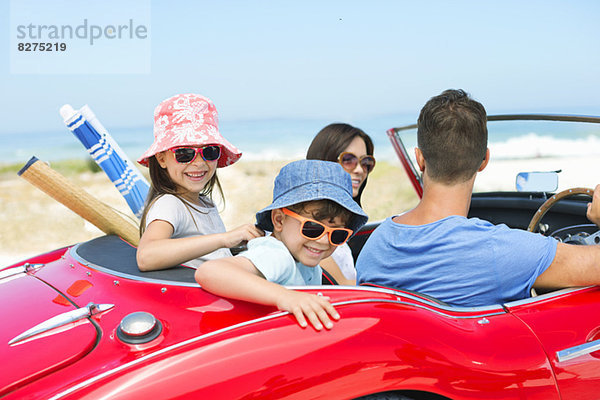 Familienreiten im Cabrio am Strand