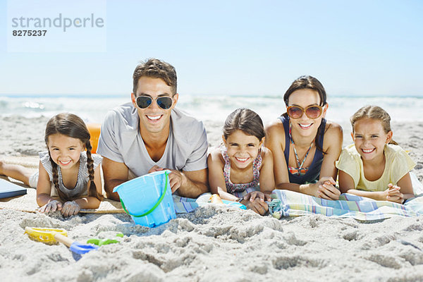 Porträt einer lächelnden Familie am Strand