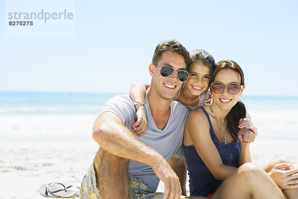 Porträt einer lächelnden Familie am Strand