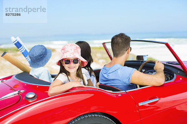 Familienfahrten im Cabrio am Strand