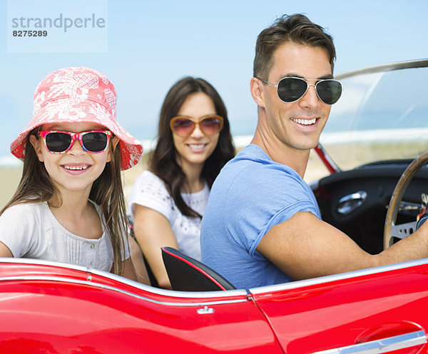 Familienfahrten im Cabrio am Strand