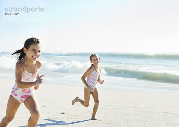 Mädchen  die am Strand laufen