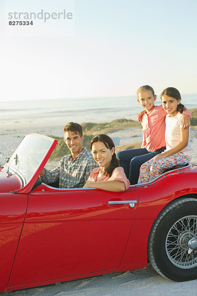 Familie im Cabrio am Strand