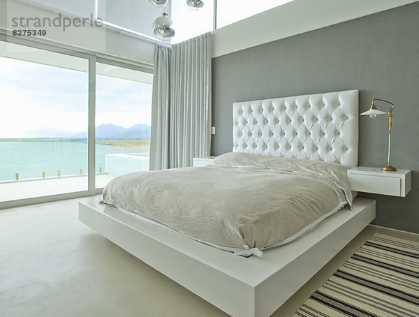 Modernes Schlafzimmer mit Meerblick